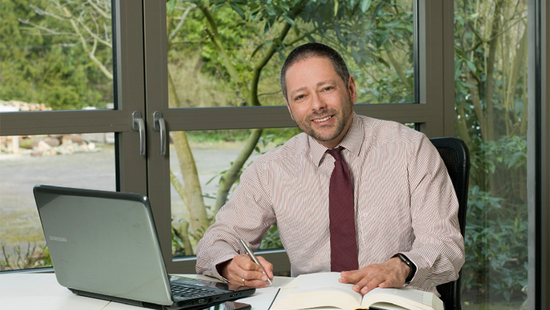 Dr. Denis Ugurcu Dr. Denis Ugurcu